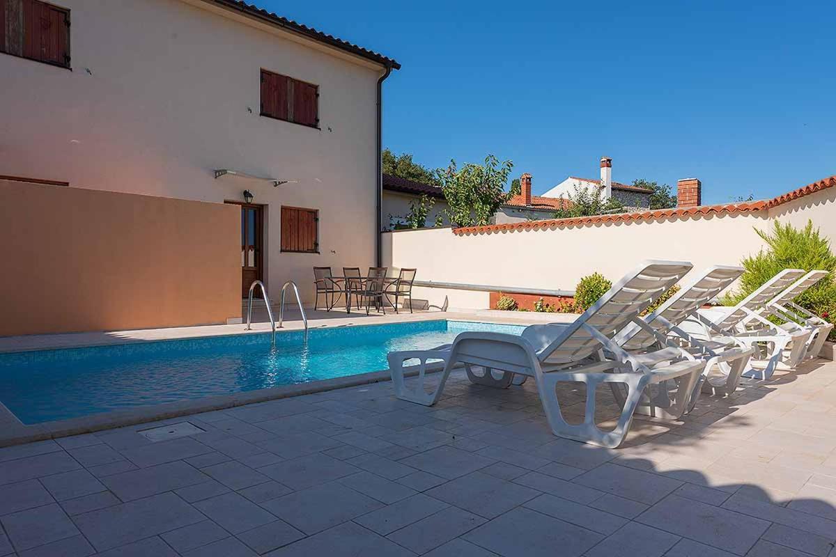 House Melly With Swimming Pool Villa Rovinjsko Selo Bagian luar foto